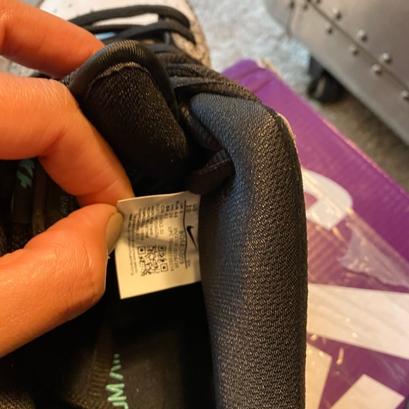 Nike - Picture 2 of 2